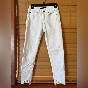 KanCan EUC White Women Distressed Jeans/ 5 pockets. Size 7/27